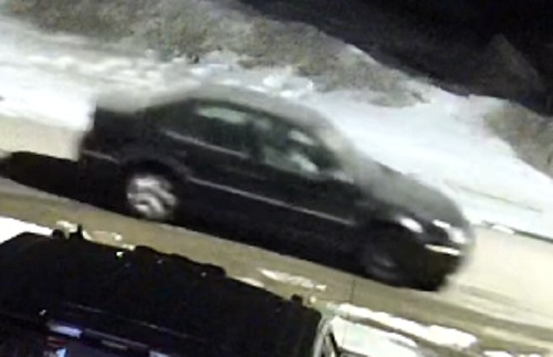 Photo captée à l’aide d’une caméra de surveillance et montrant le véhicule suspect. Selon la description fournie, il s’agit d’une voiture Volkswagen Jetta noire ou foncée des années 2000-2005.