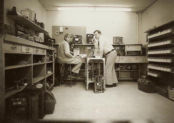 Photo de deux techniciens radio dans une salle des radios de la GRC vers 1970