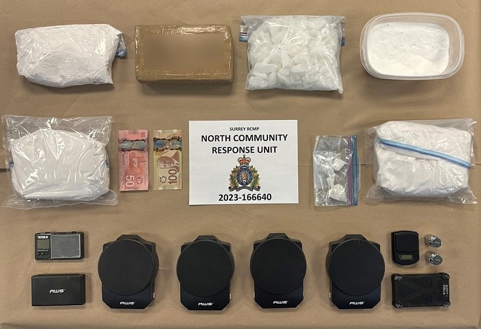 Photo de paquets de substances contrôlées et d'agents de polissage, de balances numériques et d'argent liquide.Un panneau au milieu des articles affichés indique « Unité d'intervention communautaire du Nord de la GRC de Surrey, 2023-166640 ».