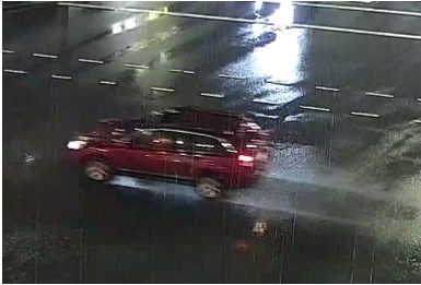 Photo, prise par une caméra de surveillance, du second véhicule suspect (rouge) s’éloignant après la collision.